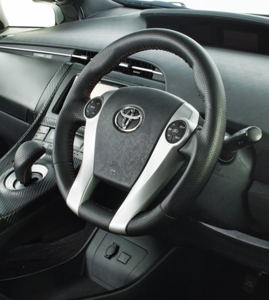 TOYOTA   PRIUS ALPHA   系   High grade wood & leather steering